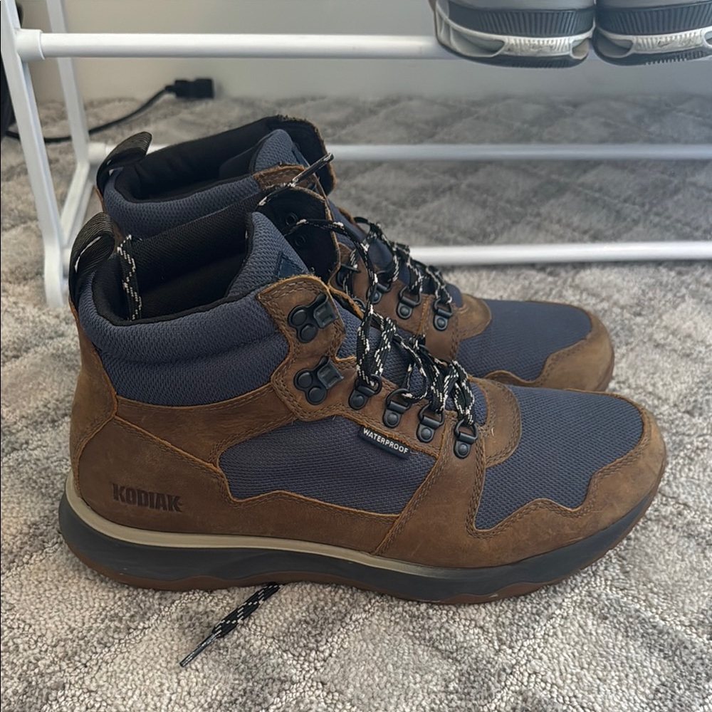 Kodiak Men's Mid-Cut Skogan
Waterproof Hiking Boot, brown and blue worn once